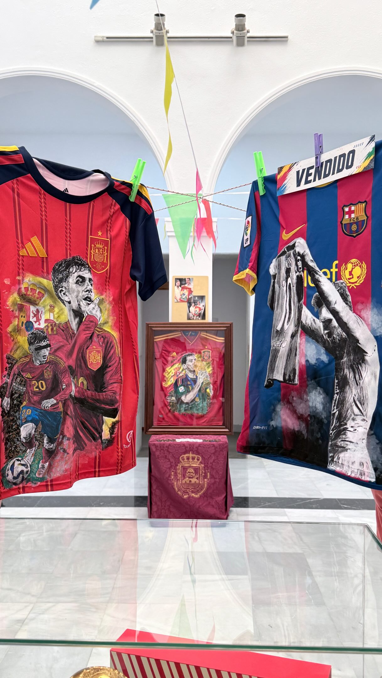 Hoy hemos inaugurado en San Fernando la exposición “Mundialmente Conocidos”, estoy súper agradecido por esta oportunidad de mostrar mis camisetas al público en persona.

La exposición estará abierta al público desde hoy 29 de junio al 5 de julio en Real 63.