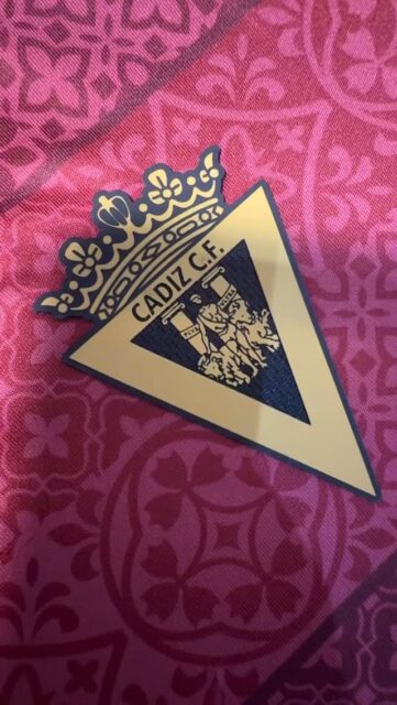 Cuando el estilazo de esta camiseta se une con el arte de los pinceles… PASAN COSAS 💙💛

Jugador: @javiontiveros11 
Club: @cadizclubdefutbol 
Encargo: @kalin.barber 
Diseño y pintado: @one.to.art